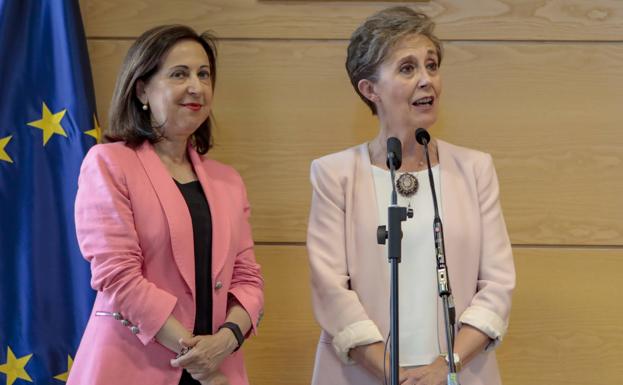 Robles, junto a la nueva directora del CNI, Paz Esteban.