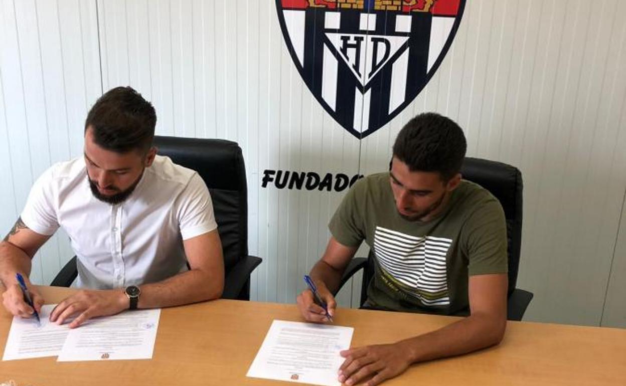 Txema Pan firma su contrato con el Haro.