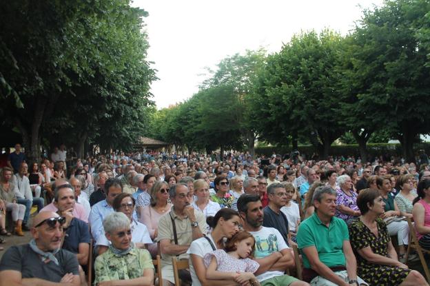 El público llenó el Parque Tenorio durante la actuación de ayer. :: 