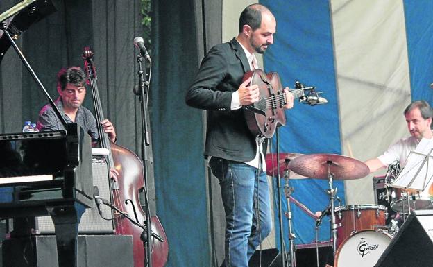 Romain Pilon en primer plano durante el inicio de la actuación que abría el 23 Festival de Jazz de Ezcaray. 