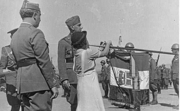 Imagen principal - La hija del general Franco condecora una bandera de la aviación legionaria de Mussolini; Franco saluda a las tropas españolas y alemanas a su llegada al aeródromo de Agoncillo; y Llegada a la base aérea riojana de la legación alemana, encabezada por el embajador Eberhard von Stohrer.