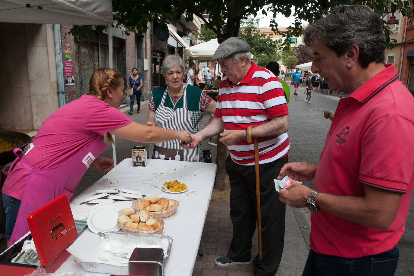 Reparto de paella, en las fiestas del barrio de El Carmen.
