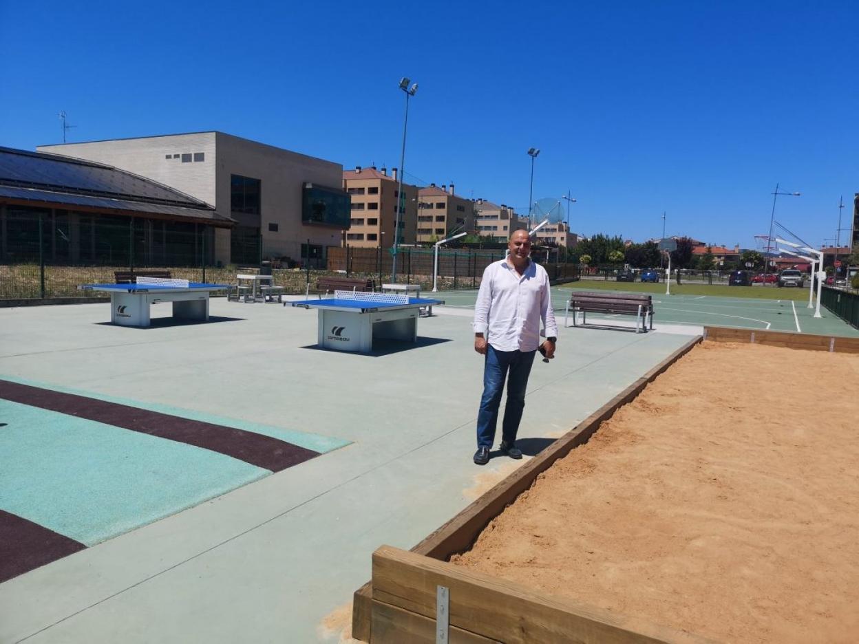 Leopoldo García, concejal de Deportes, en la pista polideportiva de El Mazo tras su ampliación.