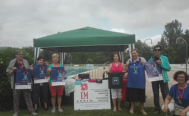 Las piscinas municipales de Santo Domingo dela calzada también han acogido hoy la jornada Mójate por la esclerosis múltiple.