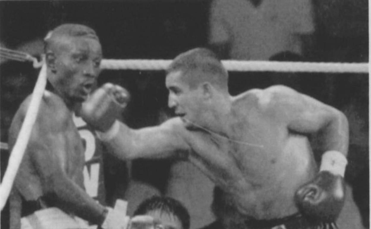Poli Díaz golpea a Pernell Whitaker durante el combate que mantuvieron en 1991.