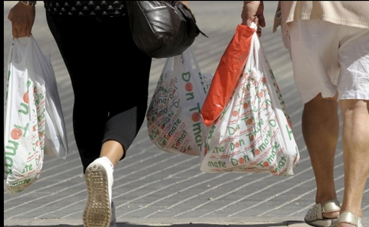 Dos mujeres de compras.