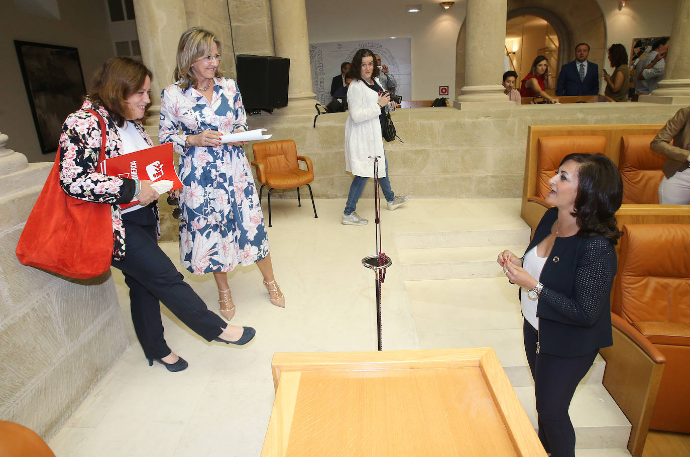 Fotos: Primera sesión del debate de investidura de Concha Andreu
