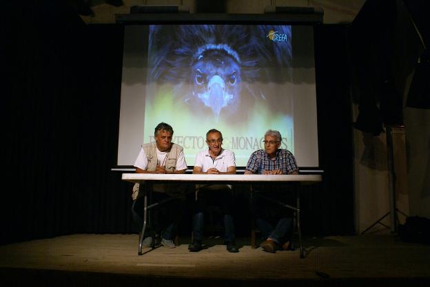 Álvarez, Vicario y Lopo, ayer en el teatro de Canales. :: F. D.