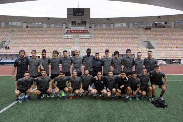 Los jugadores y técnicos del Haro posan sobre el césped de El Mazo en su primer día de trabajo de la temporada.