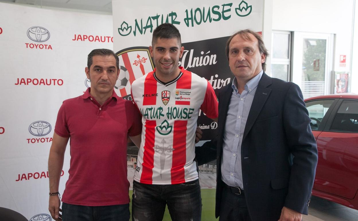 Juanjo Guerreros, David González y Carlos Lasheras, durante la presentación del delantero asturiano 