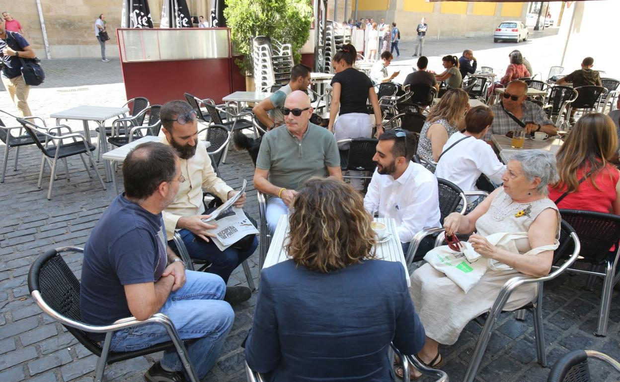 Lería, con camiseta azul, junto a miembro de Equo, Podemos y Mario Herrera, el negociador 