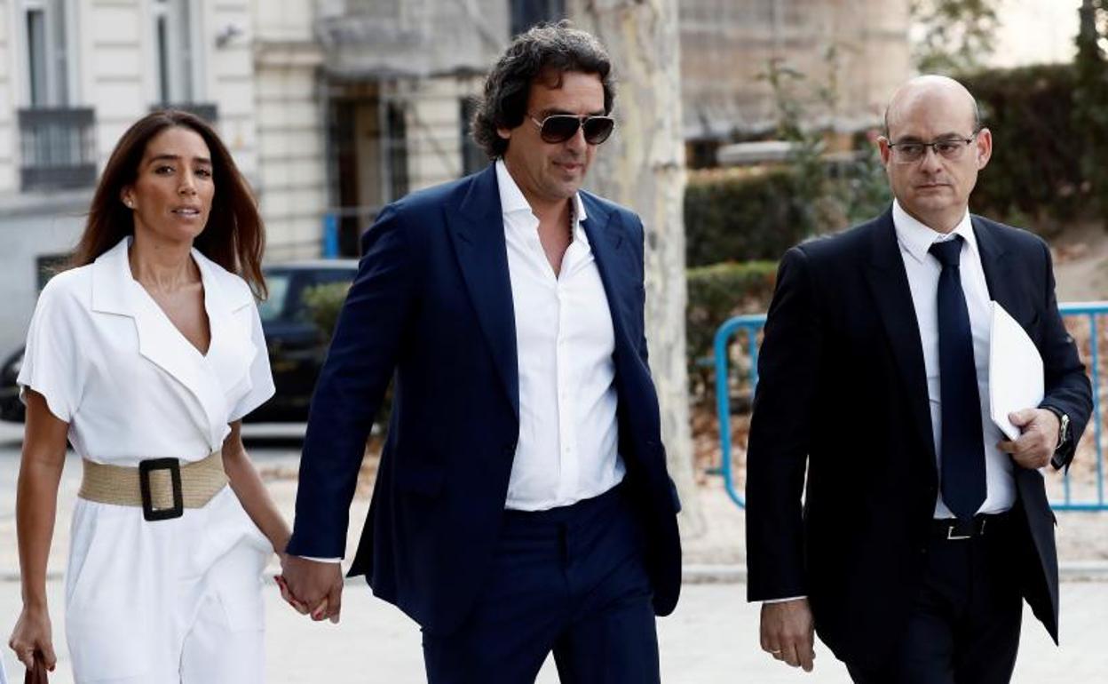Juanma López, junto a su mujer y su abogado, a su llegada a la Audiencia Nacional. 