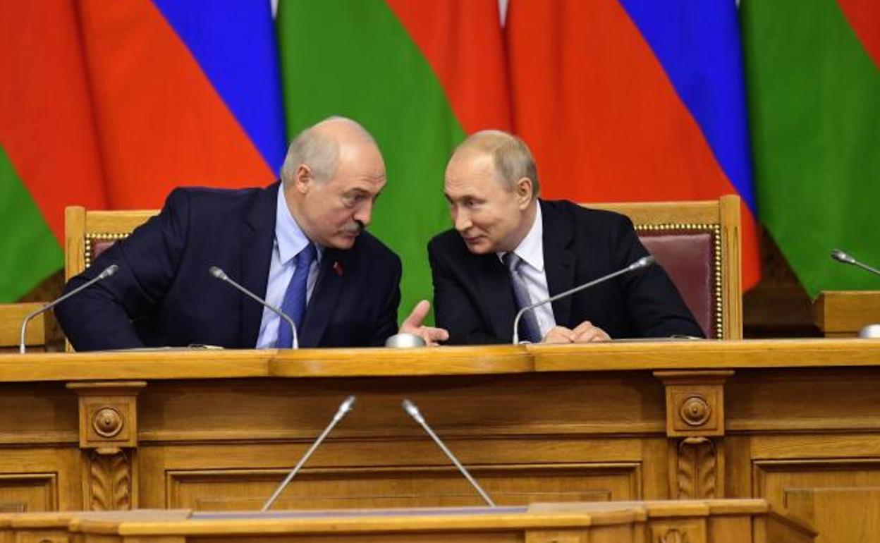 Lukashenko conversa con Vladimir Putin.