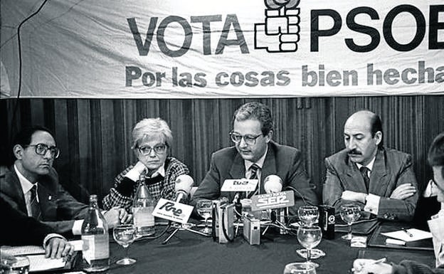 Durante una rueda de prensa, con Palomo, Benegas y Cosculluela.