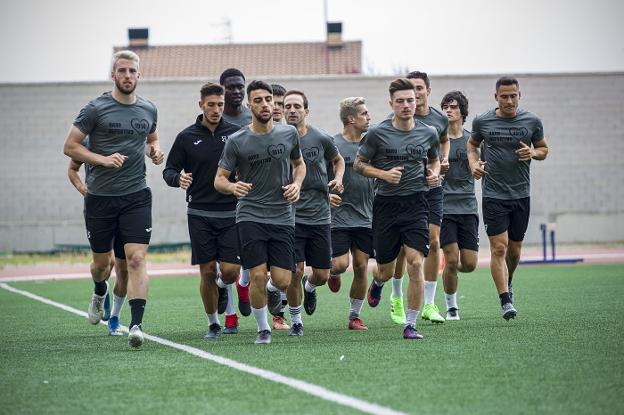 Parte de la plantilla del Haro entrenando antes de afrontar el fin de semana de descanso . 