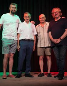 Imagen secundaria 2 - Pepe Viyuela posa con algunos espectadores junto al teatro y (a la derecha) con Domingo García, José Luis Vicario y Jesús Rocandio. 