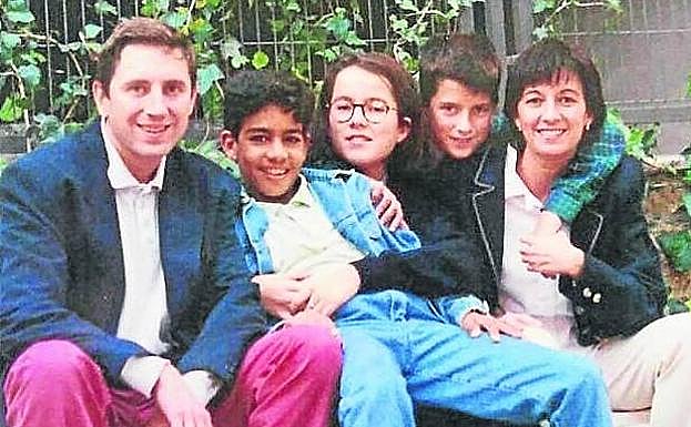 La familia Orti Romero continúa la cadena que comenzaron Juan y Dori al acoger al padre de Kamal, Mohamed en esta imagen hace más de veinte años.