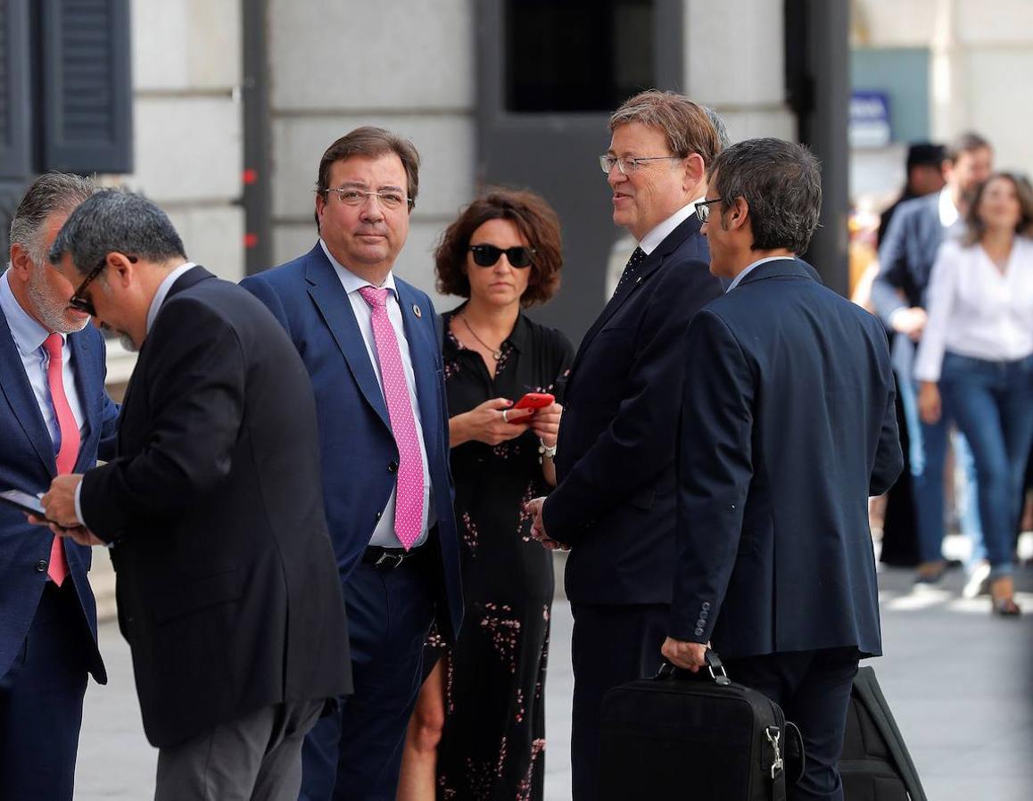 Los presidente de Extremadura y de la Comunidad Valenciana, Guillermo Fernández Vara y Ximo Puig, respectivamente, departen a la entrada del Congreso.