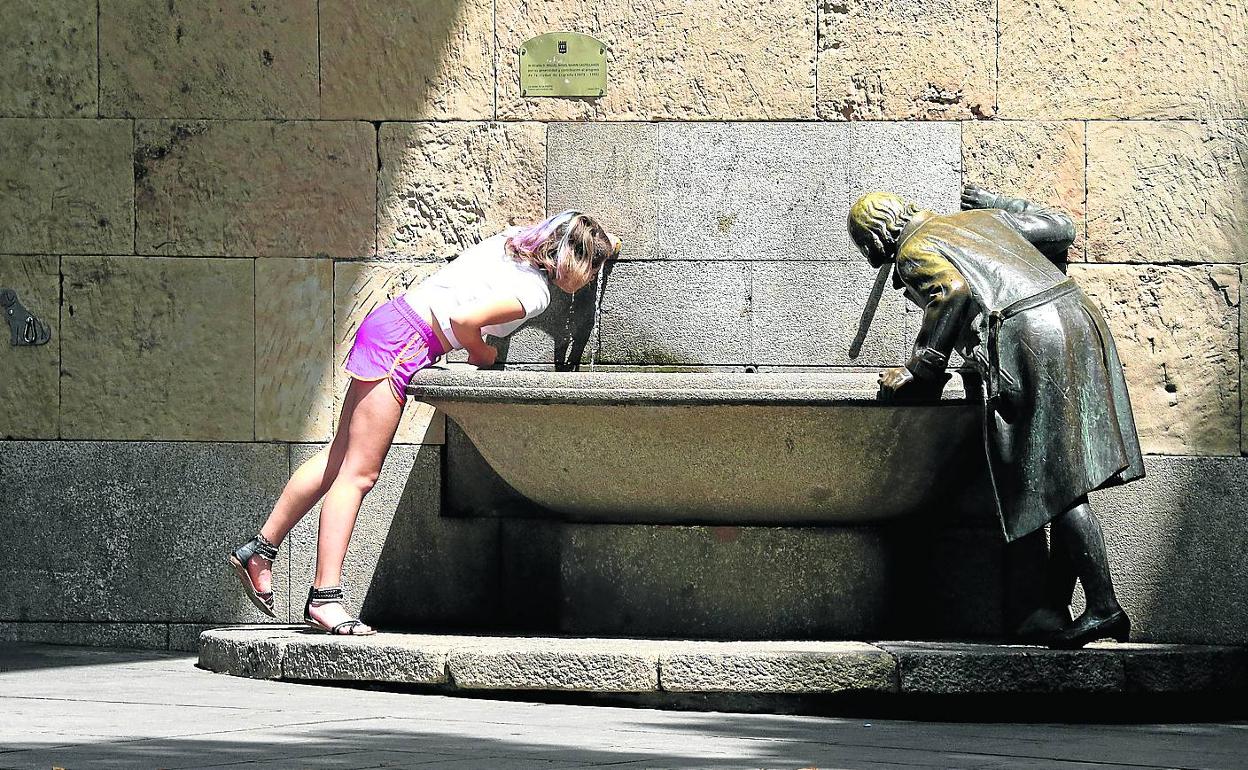 Una mujer se refresca en una fuente, ayer al mediodía en Logroño.