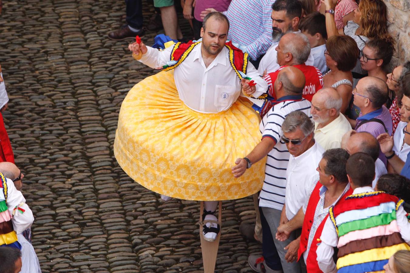 Fotos: Los danzadores de Anguiano descienden por la cuesta