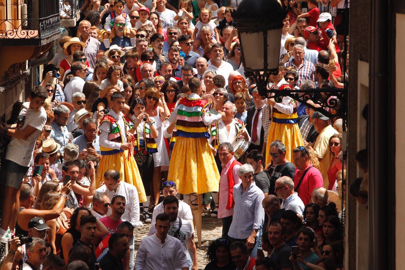 Fotos: Los danzadores de Anguiano descienden por la cuesta