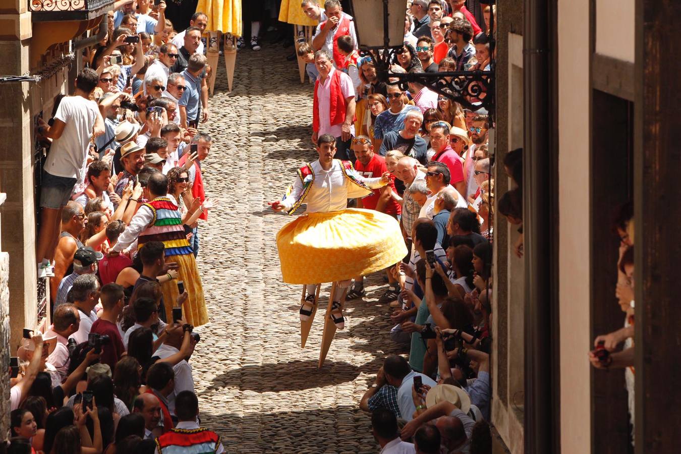 Fotos: Los danzadores de Anguiano descienden por la cuesta