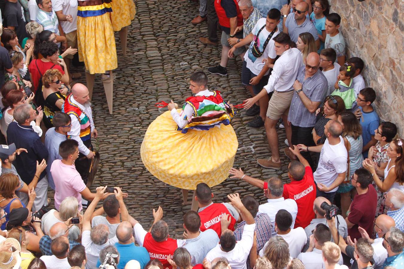 Fotos: Los danzadores de Anguiano descienden por la cuesta