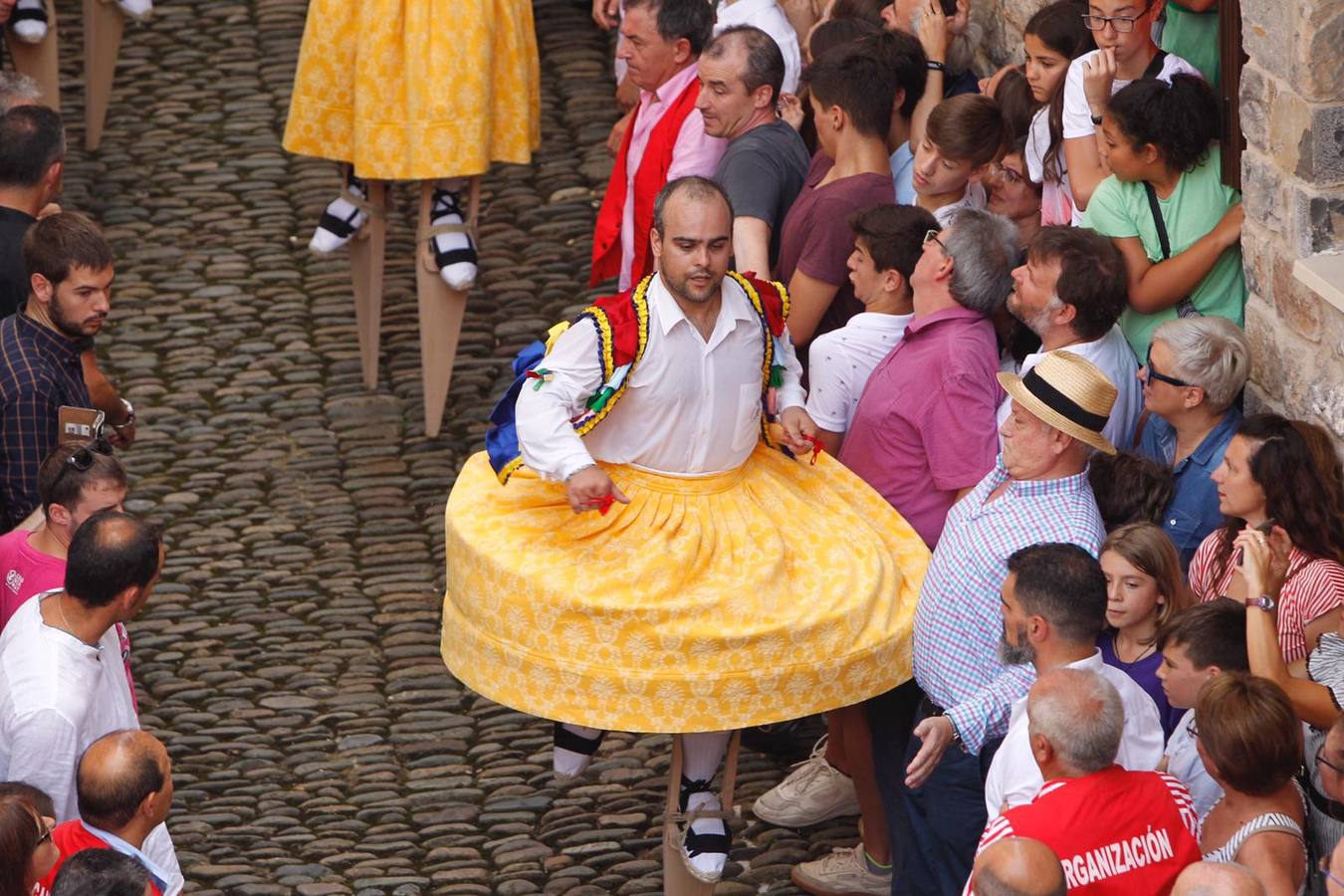 Fotos: Los danzadores de Anguiano descienden por la cuesta