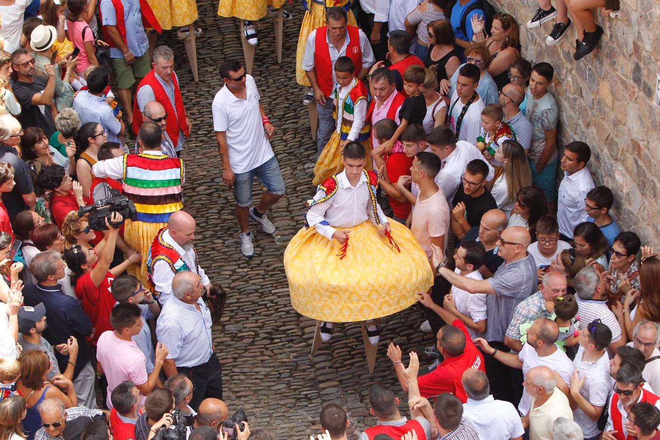 Fotos: Los danzadores de Anguiano descienden por la cuesta