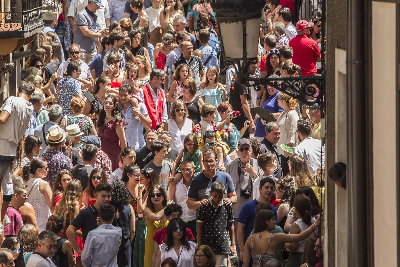 Fotos: Los danzadores de Anguiano descienden por la cuesta