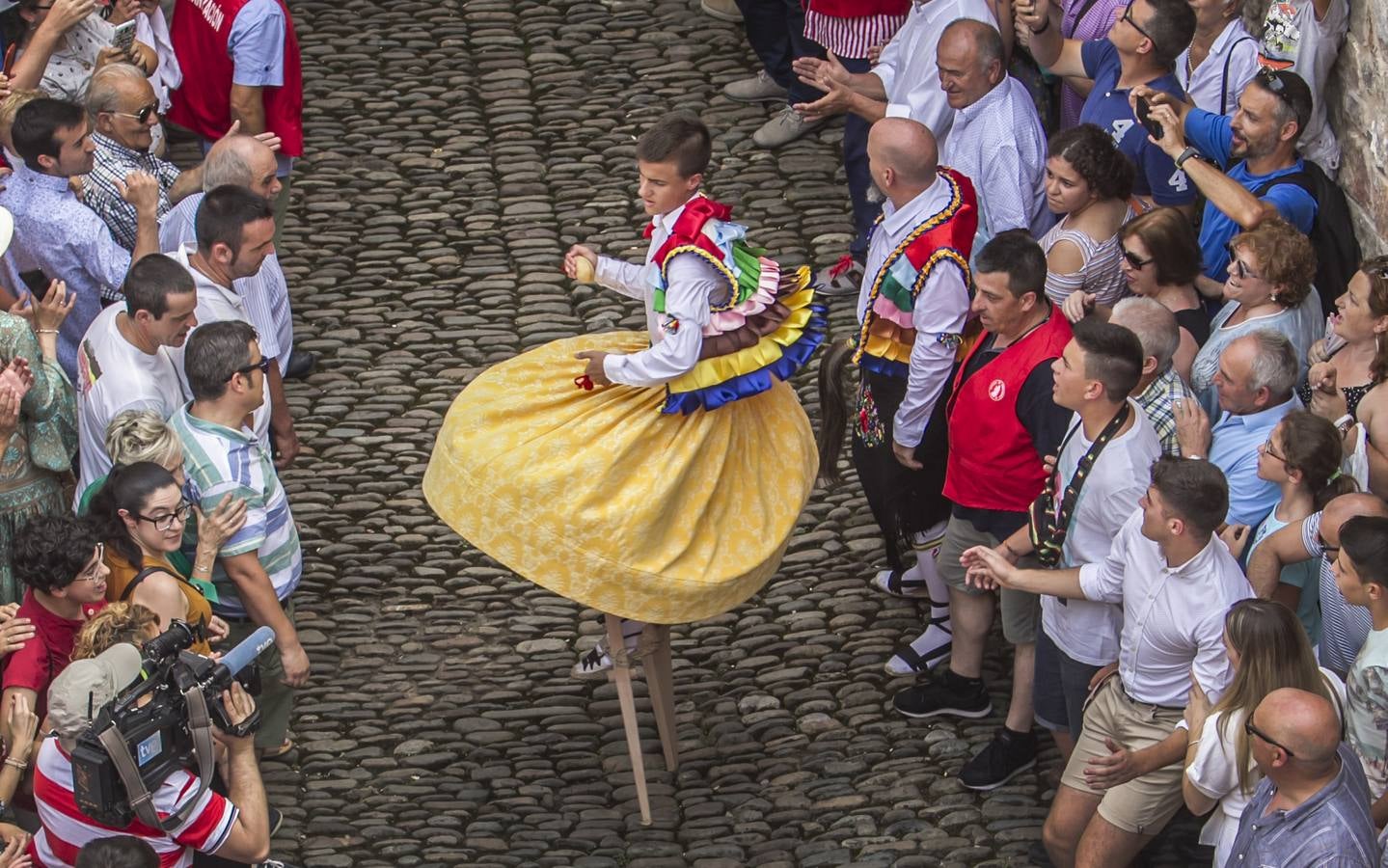 Fotos: Los danzadores de Anguiano descienden por la cuesta
