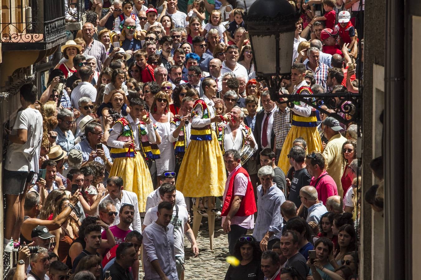 Fotos: Los danzadores de Anguiano descienden por la cuesta