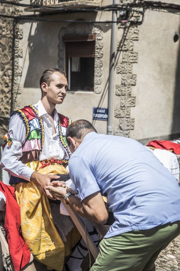 Fotos: Los danzadores de Anguiano descienden por la cuesta