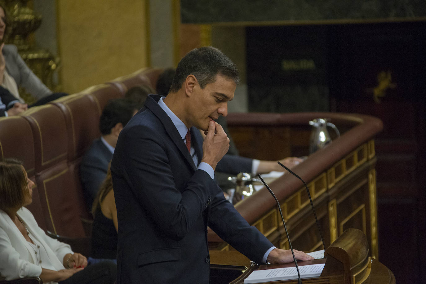 Pedro Sánchez gesticula mientras lee su discurso en el debate de investidura.