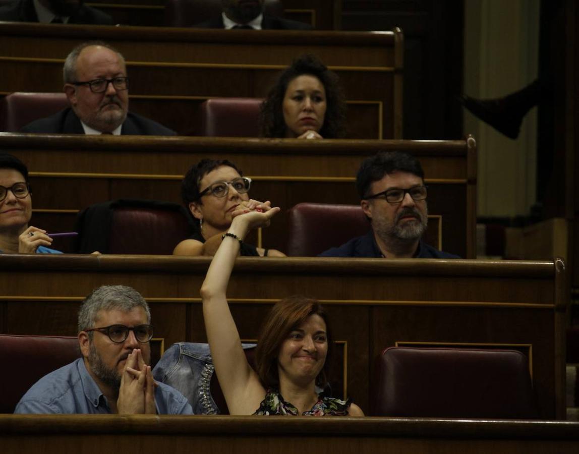 Montserrat Bassa coge la mano de una diputada sentada un escaño más abajo tras ser aludida por Gabriel Rubián como hermana de Dolors Bassa, actualmente en prisión.