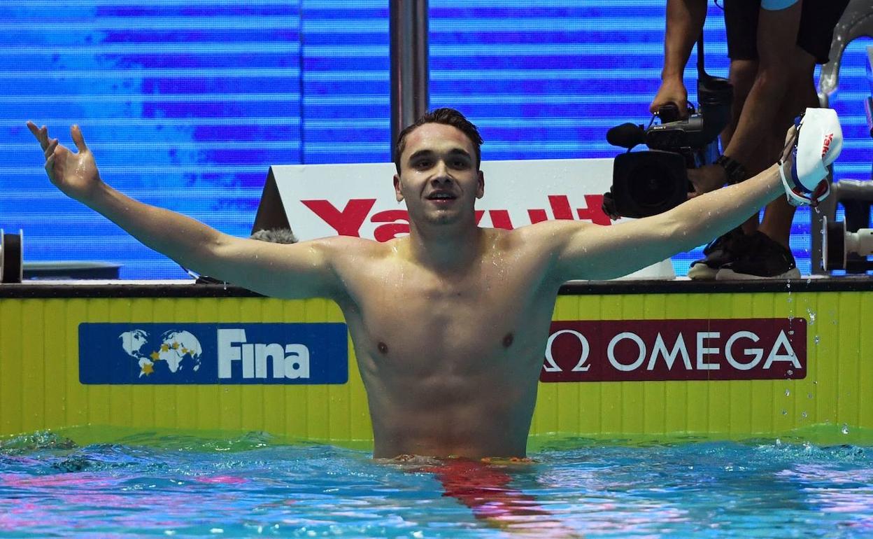 El húngaro Kristof Milak celebra el oro y el récord del mundo en 200 mariposa. 