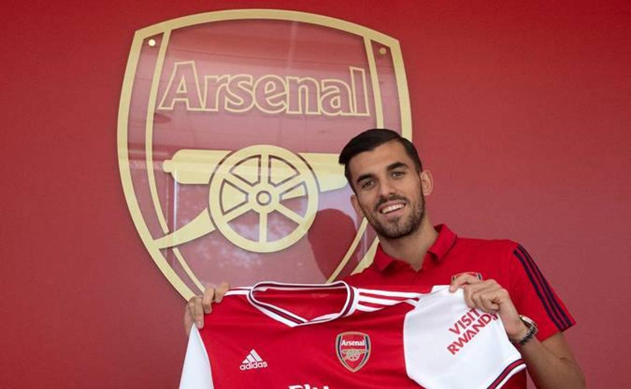 Dani Ceballos, posando con la camiseta del Arsenal.