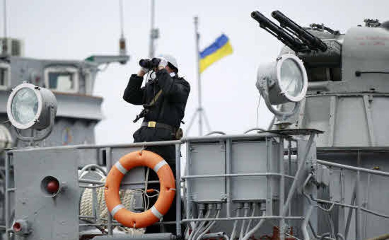 Soldado ucraniano montando guardia en el puerto de Yevpatorya
