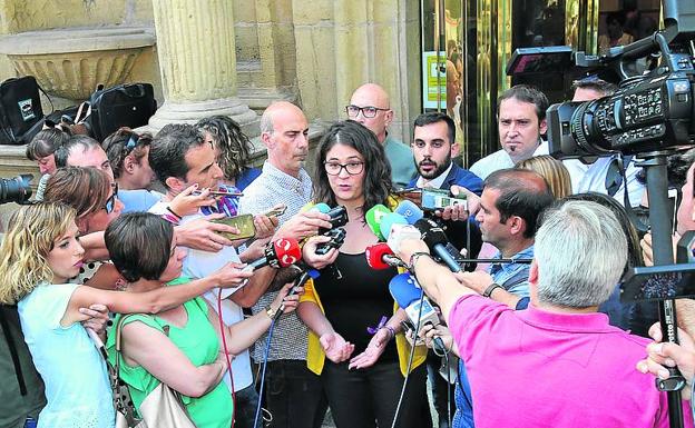 Romero, atendiendo a la prensa en el Parlamento.