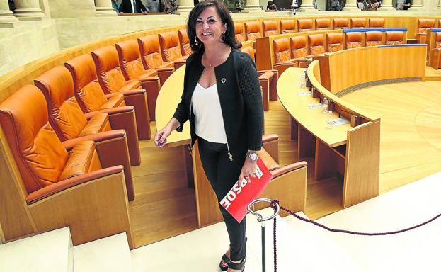 La candidata del PSOE a la presidencia del Gobierno de La Rioja, Concha Andreu, instantes antes de pronunciar su discurso de investidura en el Parlamento regional.