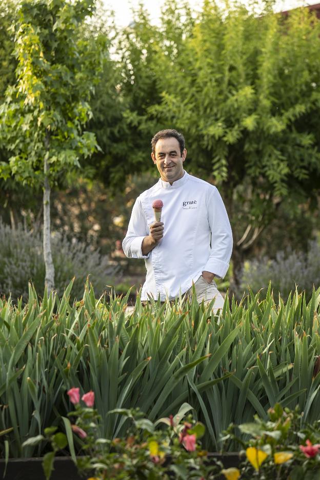 Fernando Sáenz Duarte, retratado en los jardines que rodean su obrador. 