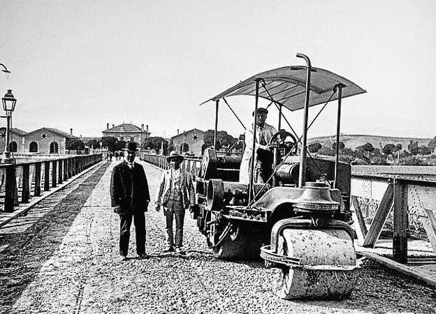 Puente de Hierro. El propio Palomo dirigió las obras de reforma y asfaltado del puente entre 1915 y 1916. 