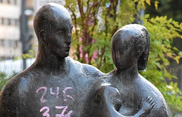 Pintadas en el Monumento a la Familia, en el inicio de Calvo Sotelo. 