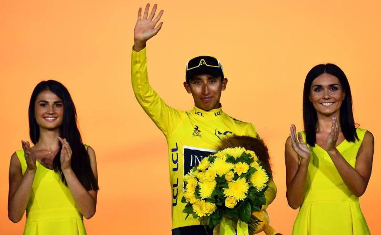 Egan Bernal, en el podio con el maillot amarillo.