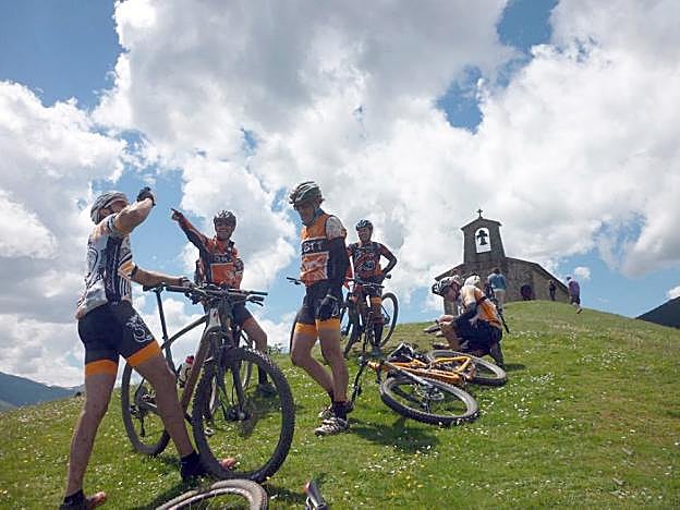 Los ciclistas de Andanzas en BTT se toman un descanso en una de sus muchas rutas. 