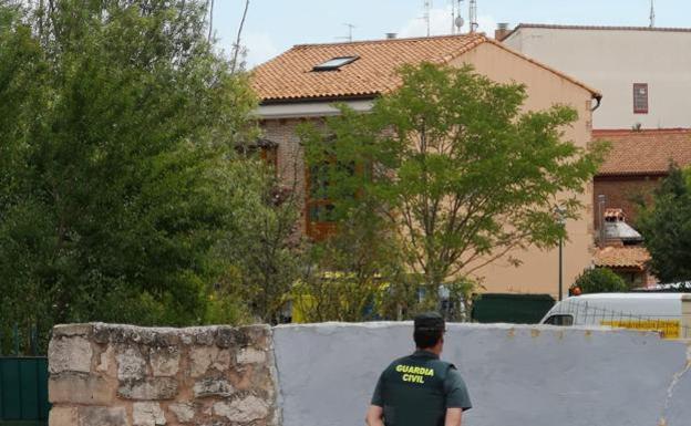 La Guardia Civil custoria el domicilio donde se encontraron los cadáveres, en Villagonzalo-Pedernales