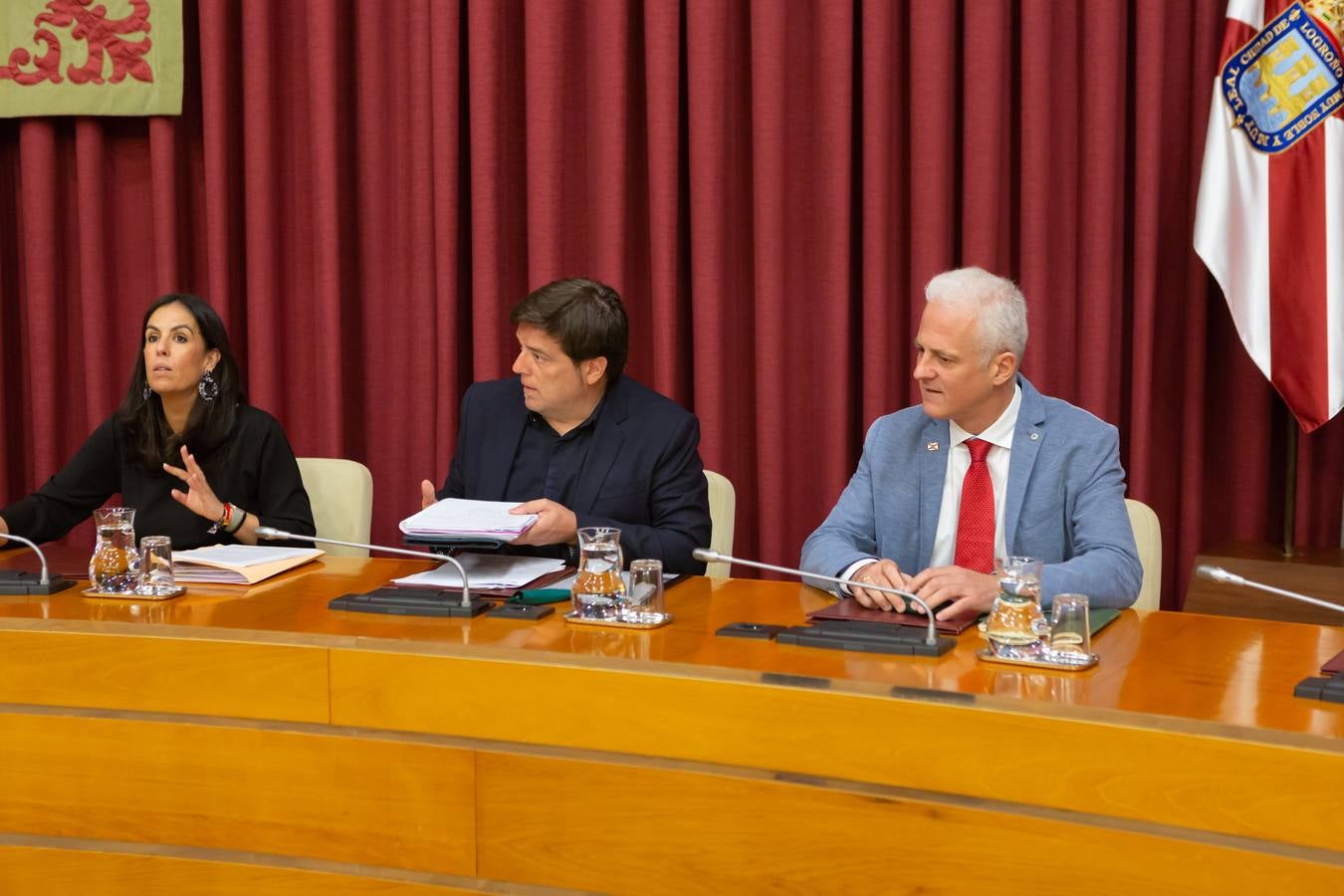 Fotos: Los gestos, los saludos las conversaciones en el Pleno del Ayuntamiento de Logroño