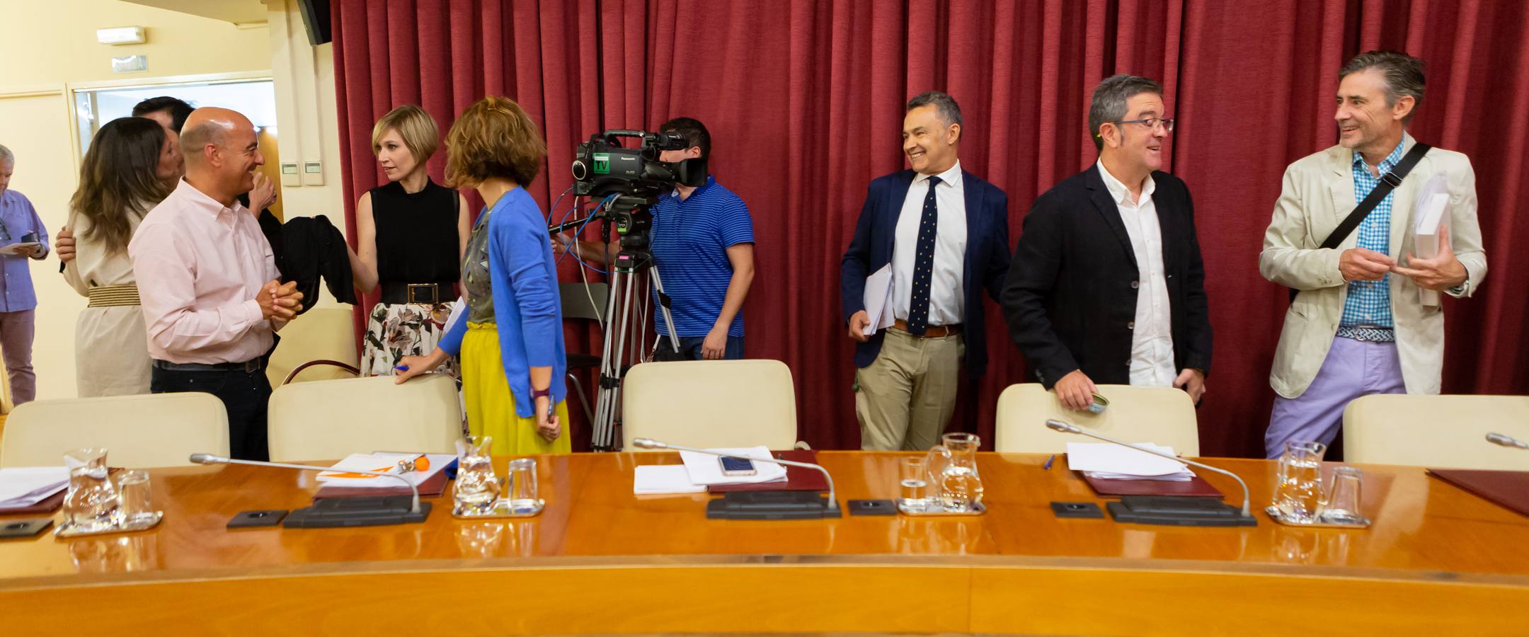 Fotos: Los gestos, los saludos las conversaciones en el Pleno del Ayuntamiento de Logroño