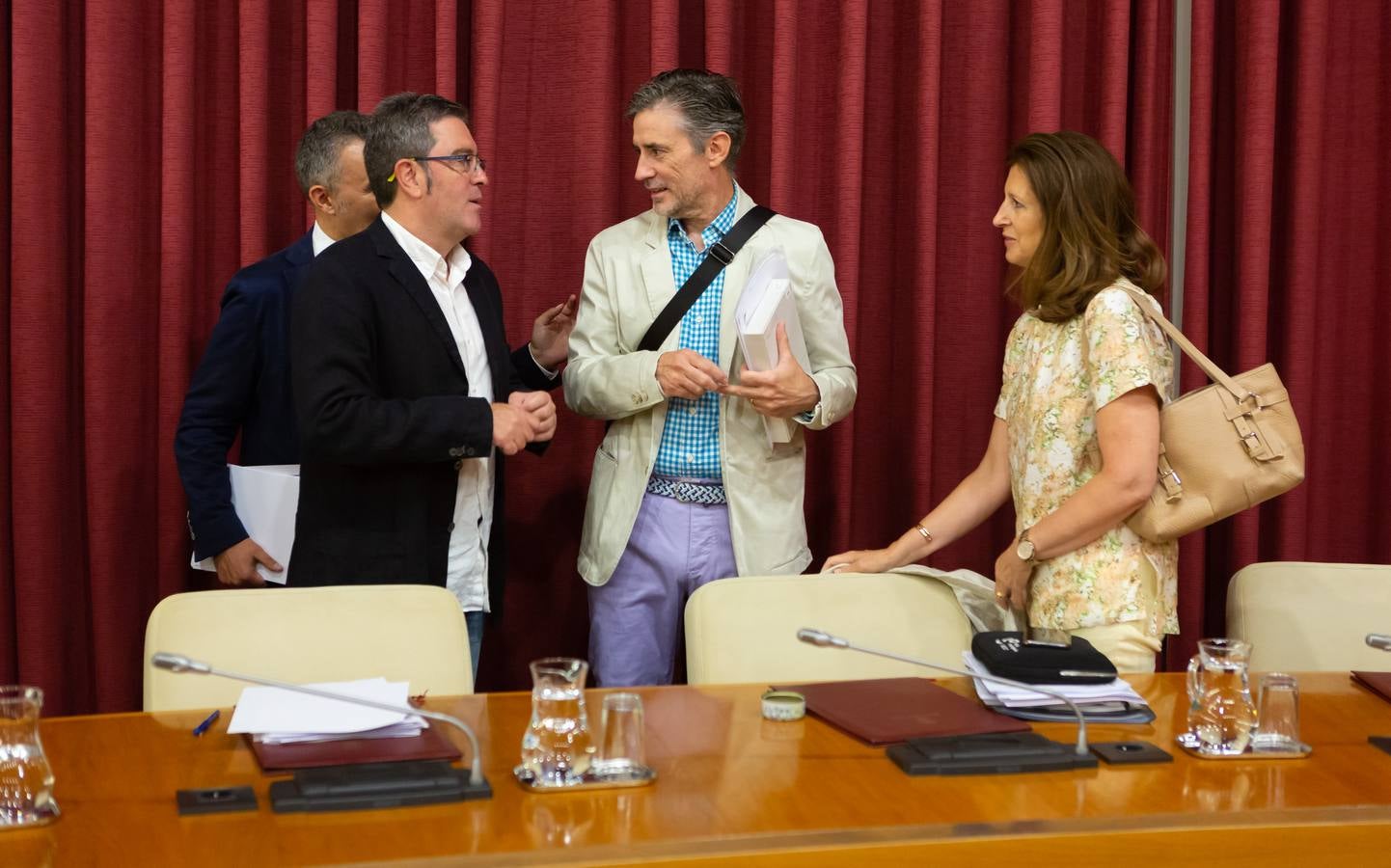 Fotos: Los gestos, los saludos las conversaciones en el Pleno del Ayuntamiento de Logroño