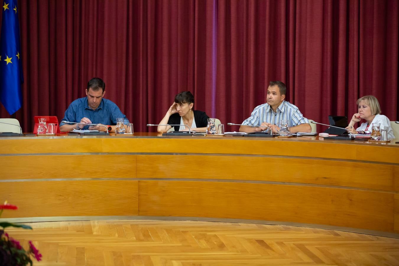 Fotos: Los gestos, los saludos las conversaciones en el Pleno del Ayuntamiento de Logroño